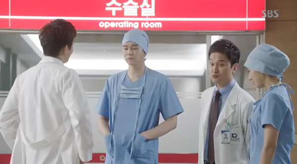 Doctors: Ngày Lee Sung Kyung chơi đểu Park Shin Hye cuối cùng cũng đến - Ảnh 23. Doctors: Ngày Lee Sung Kyung chơi đểu Park Shin Hye cuối cùng cũng đến - Ảnh 23.