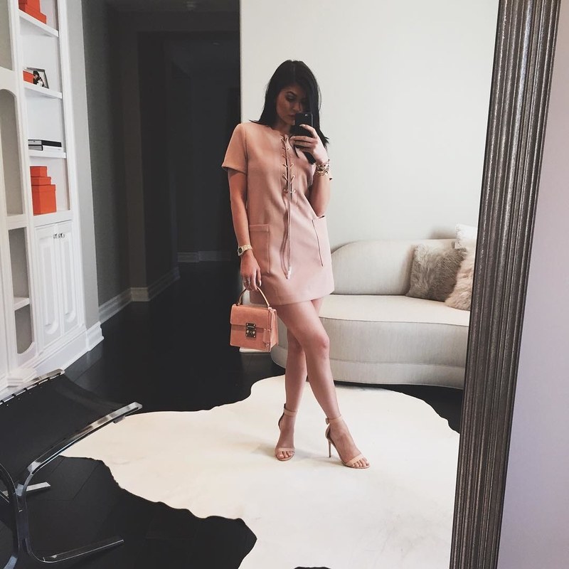 Kylie Jenner phá đảo kỷ lục diện đồ rẻ của sao thế giới khi diện áo chưa đến 100.000 VNĐ - Ảnh 9. Kylie Jenner phá đảo kỷ lục diện đồ rẻ của sao thế giới khi diện áo chưa đến 100.000 VNĐ - Ảnh 9.