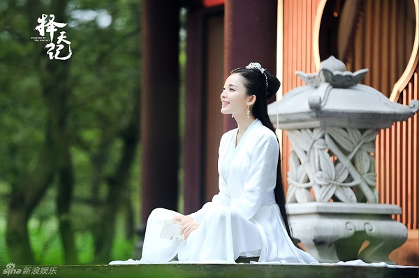 Lộc Hàm lần đầu trổ tài múa kiếm điêu luyện trong “Trạch Thiên Ký” - Ảnh 5. Lộc Hàm lần đầu trổ tài múa kiếm điêu luyện trong “Trạch Thiên Ký” - Ảnh 5.