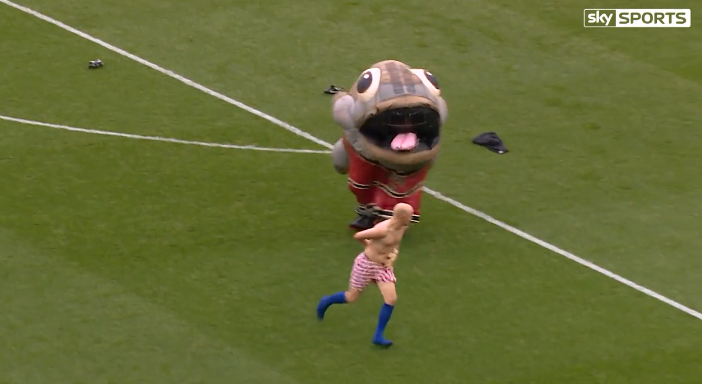 Rơi hết quần áo sau khi bị linh vật nuốt chửng rồi... nhè ra - Ảnh 4. Rơi hết quần áo sau khi bị linh vật nuốt chửng rồi... nhè ra - Ảnh 4.