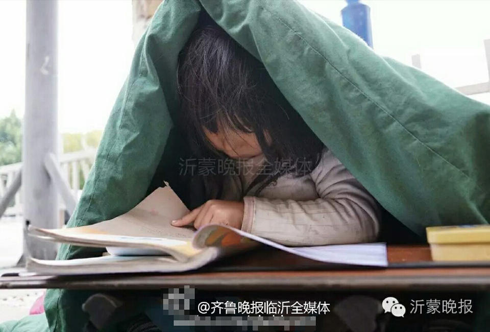 Cô bé 6 tuổi trùm chăn ngồi học bên vệ đường khiến nhiều người không khỏi xót xa - Ảnh 3. Cô bé 6 tuổi trùm chăn ngồi học bên vệ đường khiến nhiều người không khỏi xót xa - Ảnh 3.