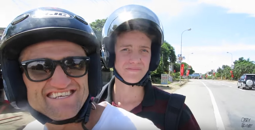 The Vietnam Notebook: Chuyến du ngoạn thú vị của hai cha con người Mỹ không biết mẩu tiếng Việt nào - Ảnh 9. The Vietnam Notebook: Chuyến du ngoạn thú vị của hai cha con người Mỹ không biết mẩu tiếng Việt nào - Ảnh 9.