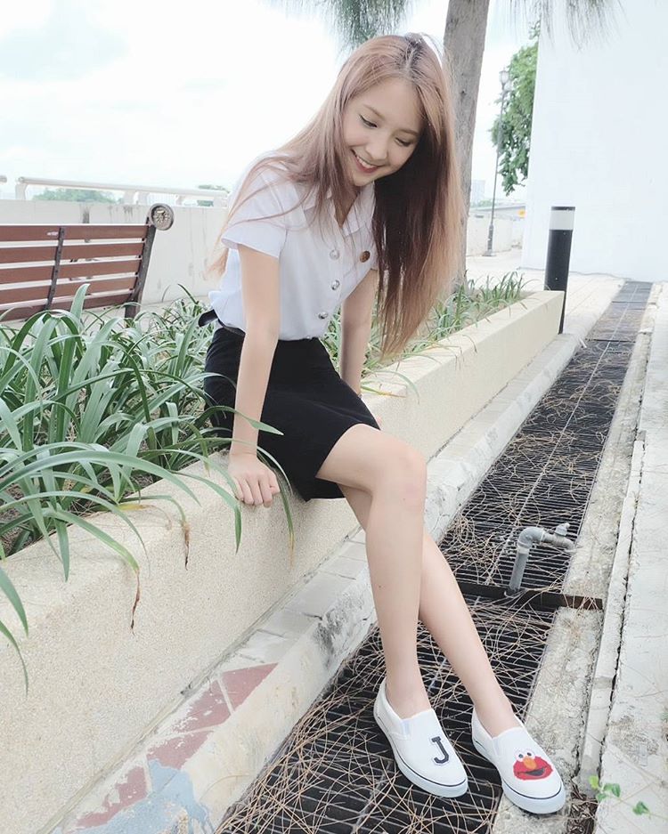 5 mẫu sneaker một khi đã diện cùng đồng phục thì đẹp khỏi chê - Ảnh 16. 5 mẫu sneaker một khi đã diện cùng đồng phục thì đẹp khỏi chê - Ảnh 16.