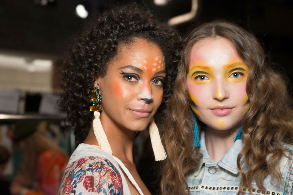 Làm xoăn tóc với bim bim, trang trí móng với bọ cạp chết cùng loạt xu hướng làm đẹp dị nhất năm 2016 - Ảnh 19. Làm xoăn tóc với bim bim, trang trí móng với bọ cạp chết cùng loạt xu hướng làm đẹp dị nhất năm 2016 - Ảnh 19.