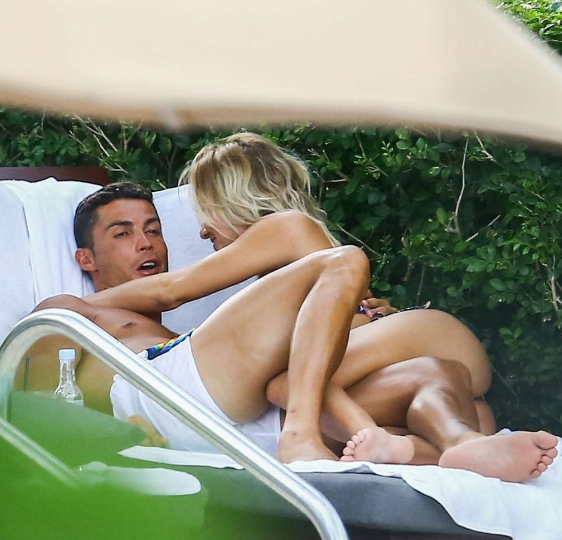 Ronaldo tiếp tục có những hành động "nóng với mỹ nhân bên bể bơi 4