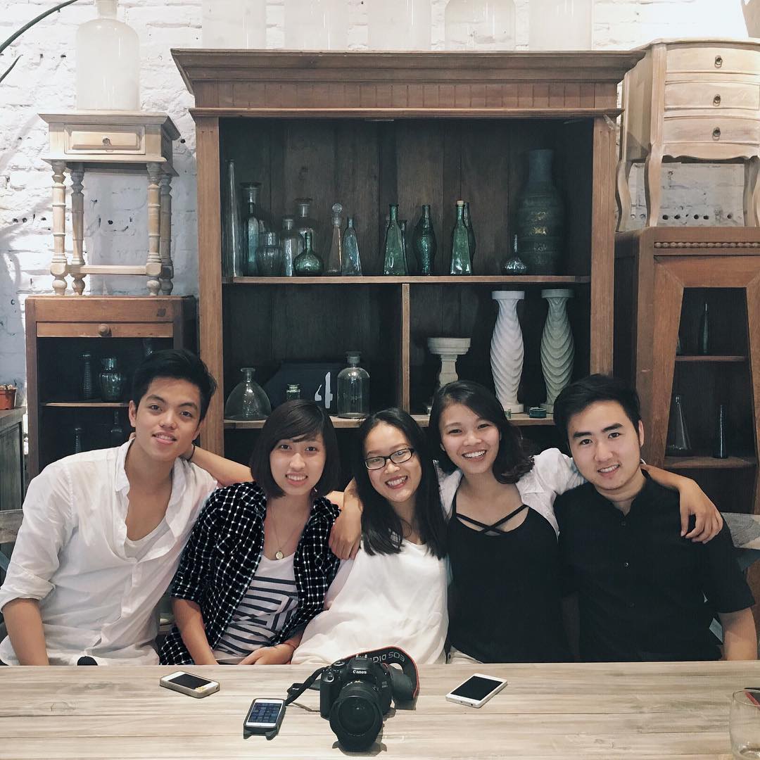 Chụp ảnh cả nhóm thì đừng mặc đồ giống hệt nhau, phối màu theo tông sẽ cool hơn nhiều! - Ảnh 20. Chụp ảnh cả nhóm thì đừng mặc đồ giống hệt nhau, phối màu theo tông sẽ cool hơn nhiều! - Ảnh 20.