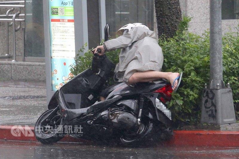 Bão Megi tàn phá Trung Quốc, thổi bay cả người, nhà, tủ lạnh... trên đường phố - Ảnh 13. Bão Megi tàn phá Trung Quốc, thổi bay cả người, nhà, tủ lạnh... trên đường phố - Ảnh 13.