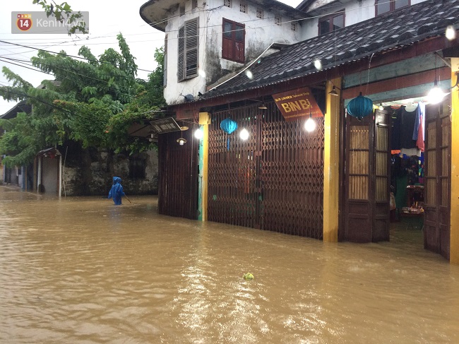 Hội An ngập trong nước lũ, dịch vụ chèo thuyền ngắm phố cổ hút khách - Ảnh 7.