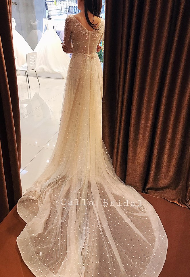 Ngắm trọn bộ 7 chiếc váy cưới, 4 bộ áo dài cùng loạt phụ kiện xa xỉ của cô gái thời tiết Mai Ngọc - Ảnh 4. Ngắm trọn bộ 7 chiếc váy cưới, 4 bộ áo dài cùng loạt phụ kiện xa xỉ của cô gái thời tiết Mai Ngọc - Ảnh 4.