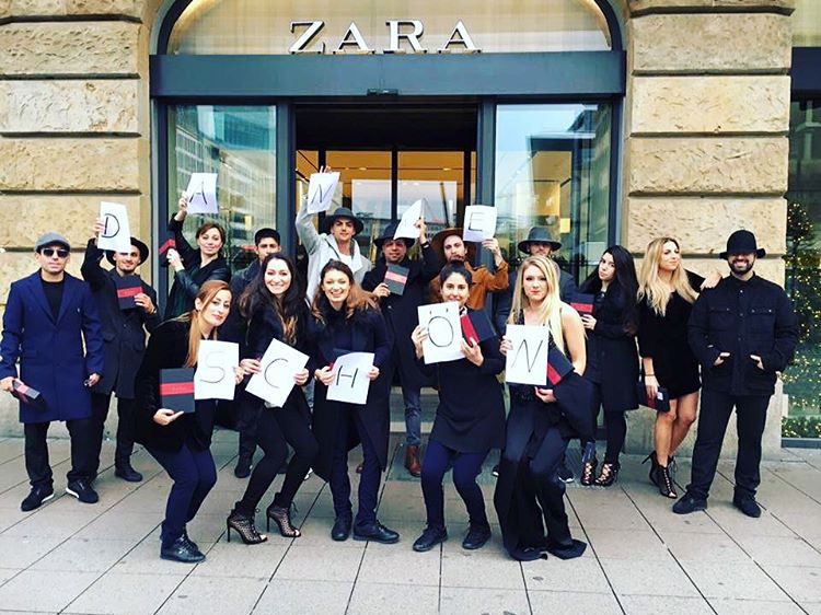 Đồng phục nhân viên Zara Việt Nam mới mẻ hơn hẳn so với mẫu đồng phục đen trên toàn thế giới - Ảnh 10. Đồng phục nhân viên Zara Việt Nam mới mẻ hơn hẳn so với mẫu đồng phục đen trên toàn thế giới - Ảnh 10.