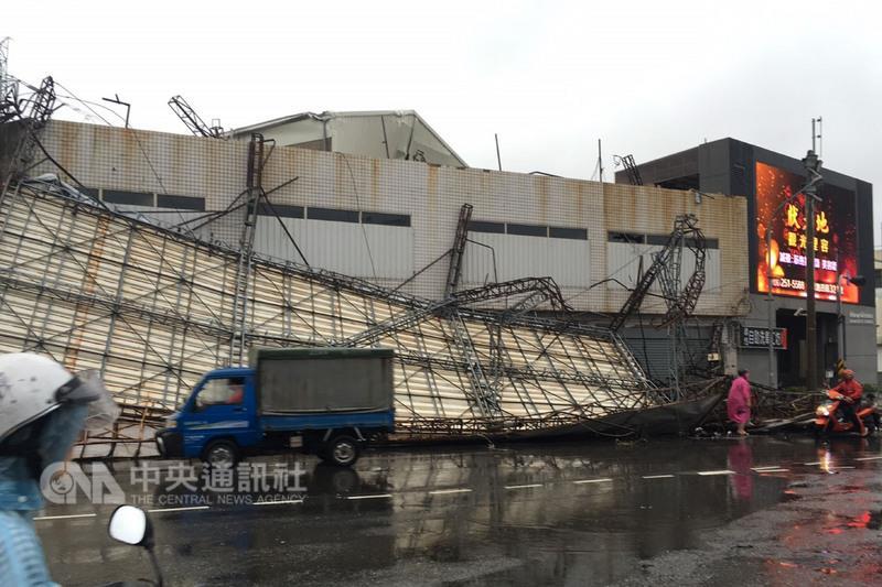 Bão Megi tàn phá Trung Quốc, thổi bay cả người, nhà, tủ lạnh... trên đường phố - Ảnh 17. Bão Megi tàn phá Trung Quốc, thổi bay cả người, nhà, tủ lạnh... trên đường phố - Ảnh 17.