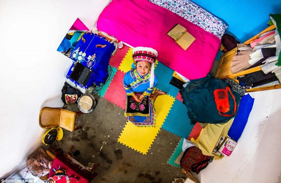 Chiêm ngưỡng chân dung thế hệ trẻ qua bộ ảnh phòng ngủ ở khắp nơi trên thế giới - Ảnh 7. Chiêm ngưỡng chân dung thế hệ trẻ qua bộ ảnh phòng ngủ ở khắp nơi trên thế giới - Ảnh 7.