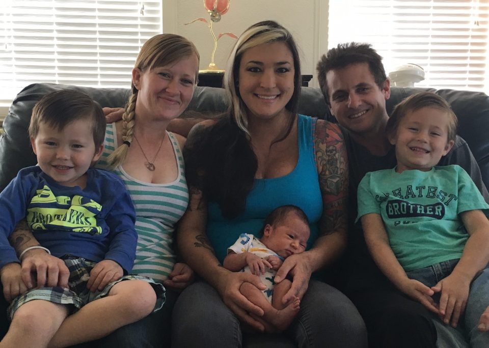 Gia đình hạnh phúc của người đàn ông chung sống với cả vợ lẫn bạn gái cũ của vợ - Ảnh 3. Gia đình hạnh phúc của người đàn ông chung sống với cả vợ lẫn bạn gái cũ của vợ - Ảnh 3.