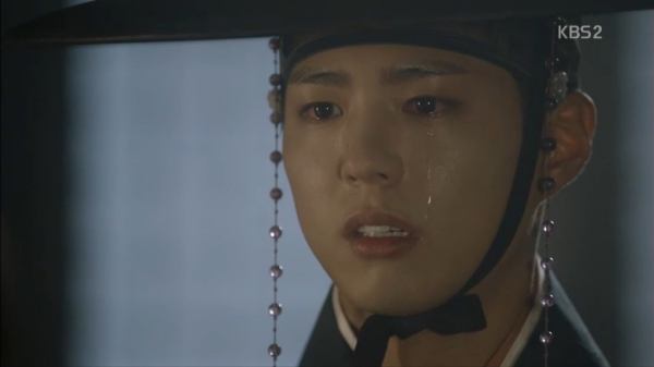 “Moonlight”: Thế tử Park Bo Gum tự tay cắt đứt vòng hẹn ước với Kim Yoo Jung - Ảnh 6. “Moonlight”: Thế tử Park Bo Gum tự tay cắt đứt vòng hẹn ước với Kim Yoo Jung - Ảnh 6.