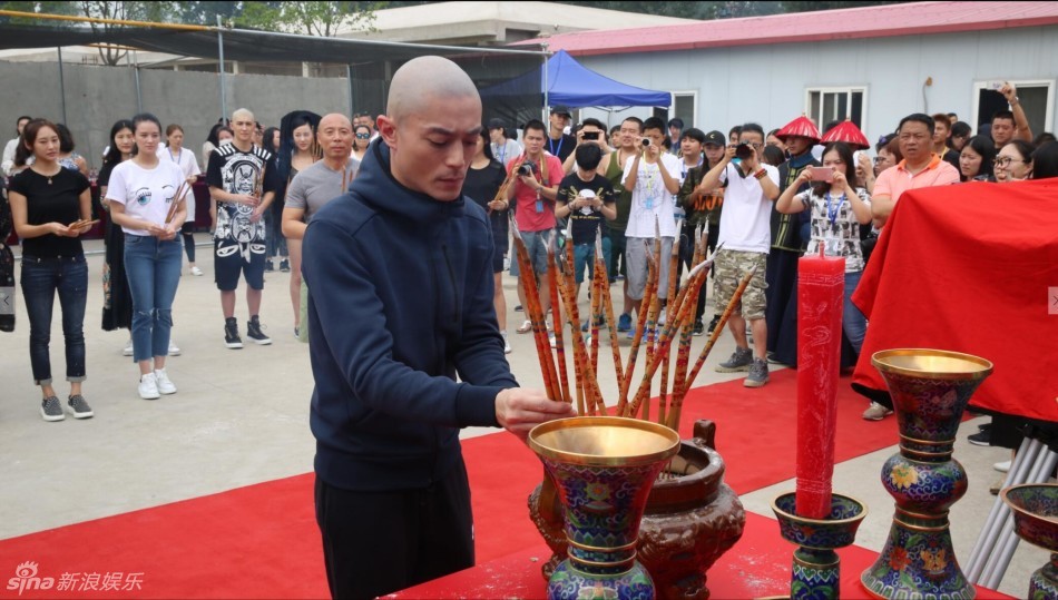 Hoắc Kiến Hoa gây ngỡ ngàng khi bất ngờ xuất hiện với kiểu đầu trọc lóc - Ảnh 4. Hoắc Kiến Hoa gây ngỡ ngàng khi bất ngờ xuất hiện với kiểu đầu trọc lóc - Ảnh 4.