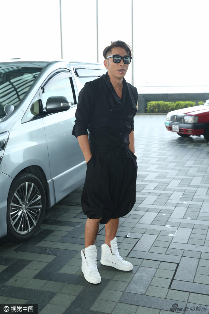 Ảnh hậu TVB Dương Di đeo vàng kín tay, cùng tình trẻ kém 5 tuổi rạng ngời trong ngày cưới - Ảnh 4. Ảnh hậu TVB Dương Di đeo vàng kín tay, cùng tình trẻ kém 5 tuổi rạng ngời trong ngày cưới - Ảnh 4.