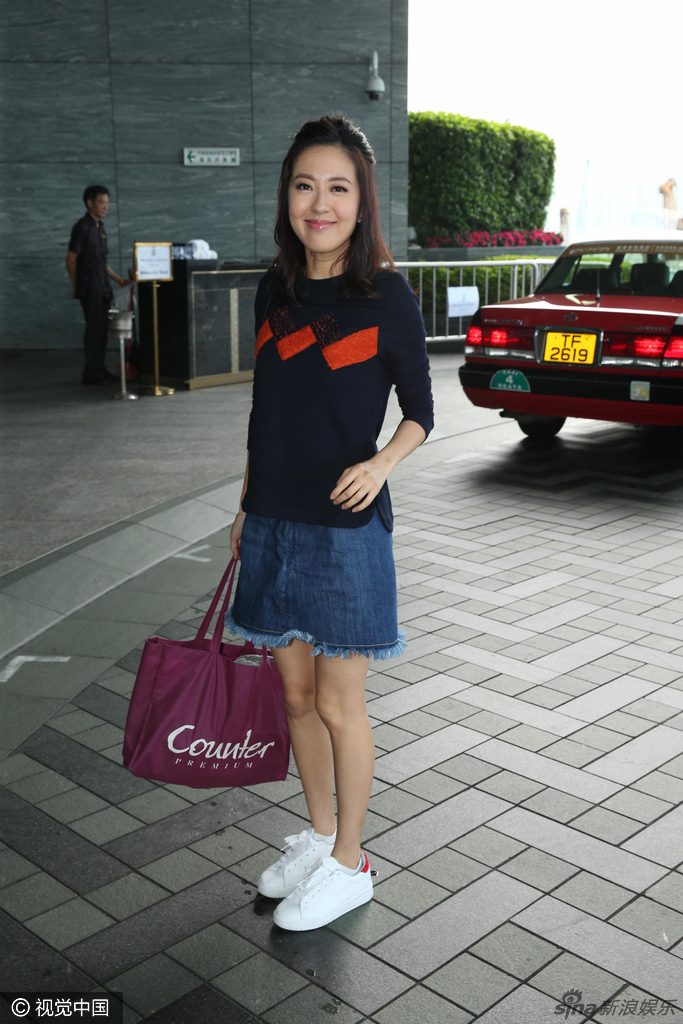 Ảnh hậu TVB Dương Di đeo vàng kín tay, cùng tình trẻ kém 5 tuổi rạng ngời trong ngày cưới - Ảnh 3. Ảnh hậu TVB Dương Di đeo vàng kín tay, cùng tình trẻ kém 5 tuổi rạng ngời trong ngày cưới - Ảnh 3.