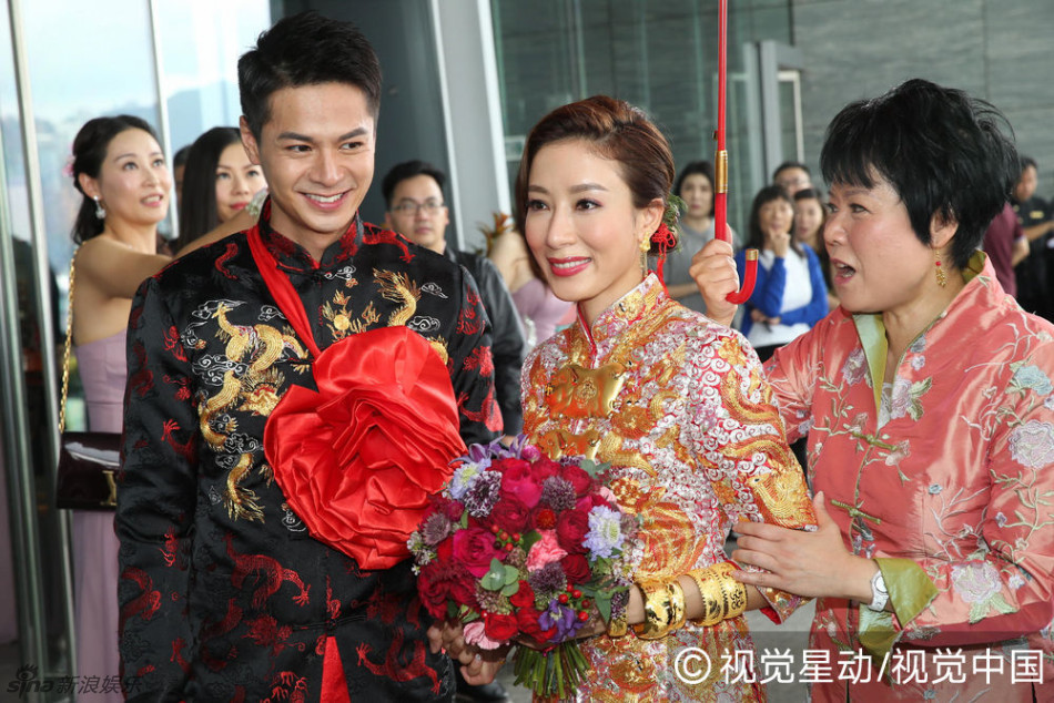 Ảnh hậu TVB Dương Di đeo vàng kín tay, cùng tình trẻ kém 5 tuổi rạng ngời trong ngày cưới - Ảnh 9. Ảnh hậu TVB Dương Di đeo vàng kín tay, cùng tình trẻ kém 5 tuổi rạng ngời trong ngày cưới - Ảnh 9.