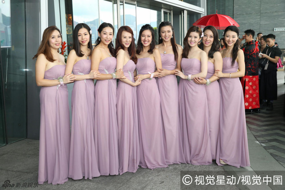 Ảnh hậu TVB Dương Di đeo vàng kín tay, cùng tình trẻ kém 5 tuổi rạng ngời trong ngày cưới - Ảnh 6. Ảnh hậu TVB Dương Di đeo vàng kín tay, cùng tình trẻ kém 5 tuổi rạng ngời trong ngày cưới - Ảnh 6.