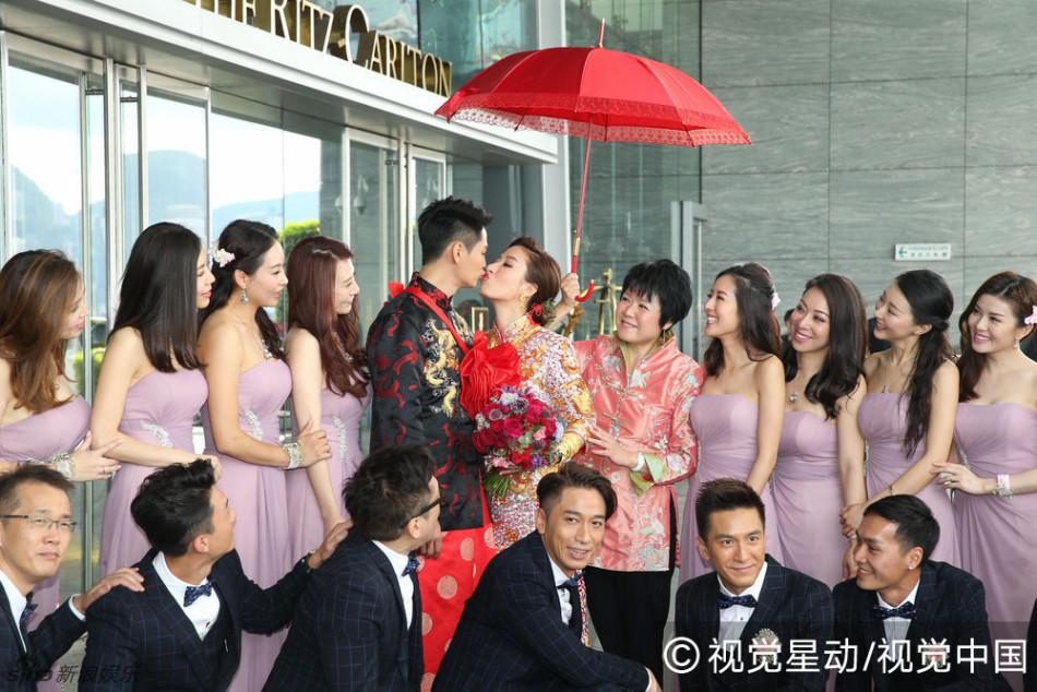 Ảnh hậu TVB Dương Di đeo vàng kín tay, cùng tình trẻ kém 5 tuổi rạng ngời trong ngày cưới - Ảnh 13. Ảnh hậu TVB Dương Di đeo vàng kín tay, cùng tình trẻ kém 5 tuổi rạng ngời trong ngày cưới - Ảnh 13.