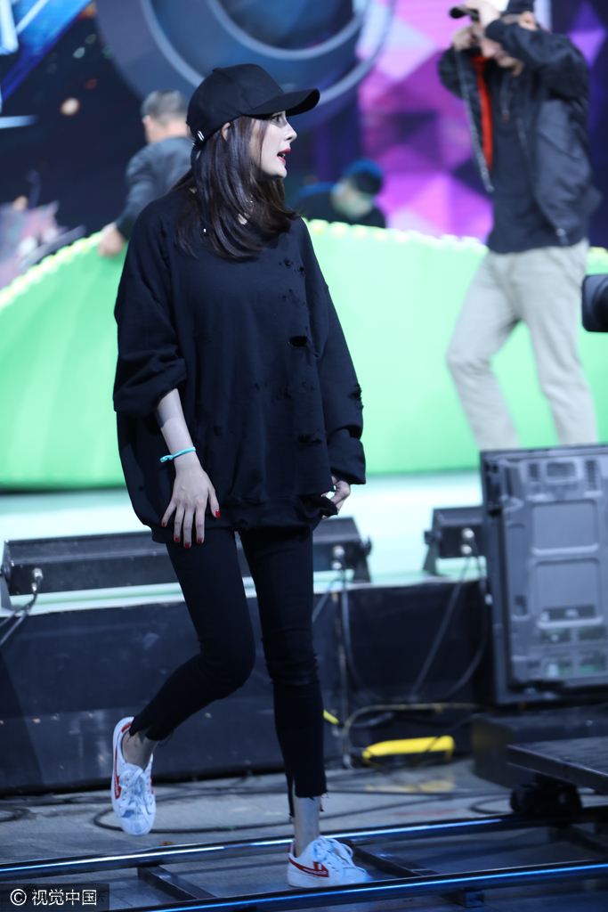 Hậu scandal bị cắm sừng, Dương Mịch tiếp tục gây tranh cãi vì chiếc cằm được cho là thảm họa thẩm mỹ - Ảnh 4. Hậu scandal bị cắm sừng, Dương Mịch tiếp tục gây tranh cãi vì chiếc cằm được cho là thảm họa thẩm mỹ - Ảnh 4.