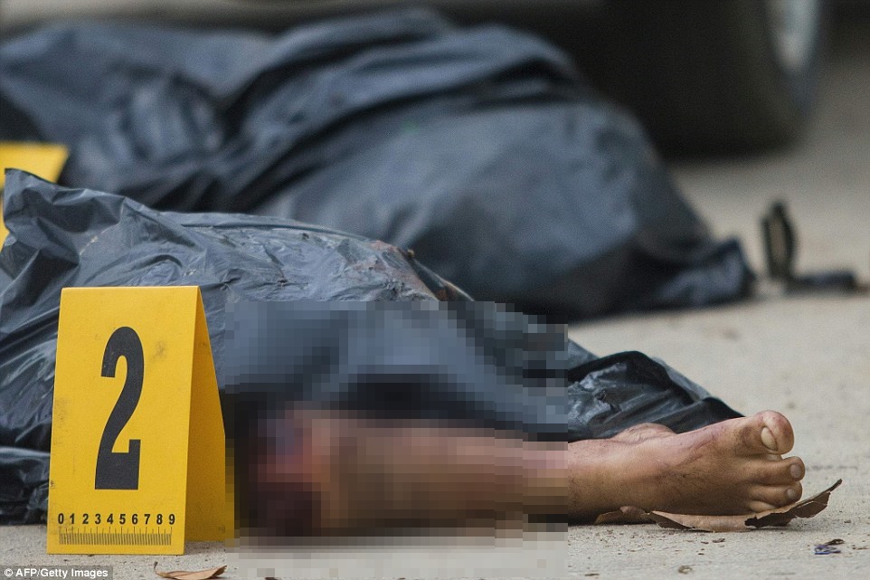 Chùm ảnh: Cảnh tượng đen tối tại một trong những thành phố nguy hiểm nhất thế giới - Ảnh 8. Chùm ảnh: Cảnh tượng đen tối tại một trong những thành phố nguy hiểm nhất thế giới - Ảnh 8.