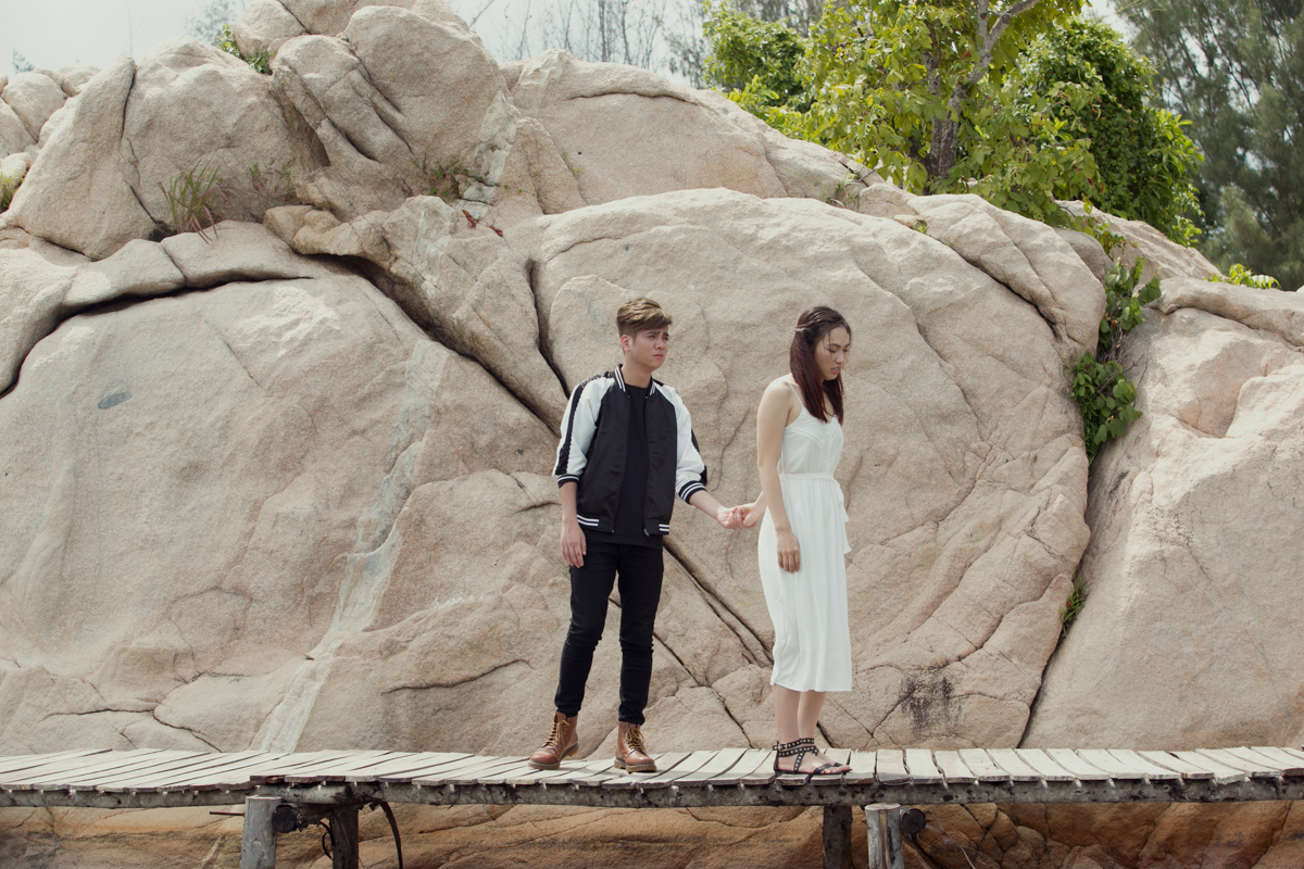 Bùi Anh Tuấn nhập tâm diễn cảnh khóc sướt mướt cùng người yêu - Ảnh 3. Bùi Anh Tuấn nhập tâm diễn cảnh khóc sướt mướt cùng người yêu - Ảnh 3.