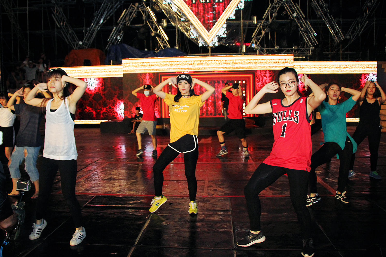 Đông Nhi cùng ê-kíp chạy sân khấu cho liveshow đến 4 giờ sáng - Ảnh 2. Đông Nhi cùng ê-kíp chạy sân khấu cho liveshow đến 4 giờ sáng - Ảnh 2.