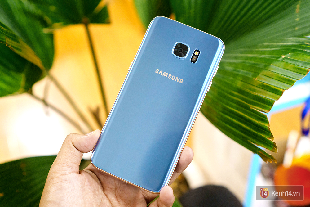 Ngắm Galaxy S7 edge Xanh Coral cực đẹp vừa được Samsung giới thiệu tại Việt Nam - Ảnh 2. Ngắm Galaxy S7 edge Xanh Coral cực đẹp vừa được Samsung giới thiệu tại Việt Nam - Ảnh 2.