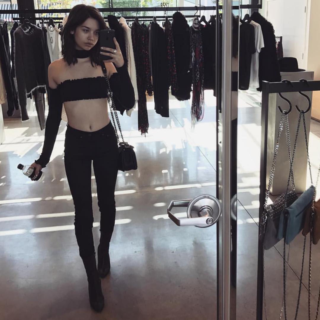 Crop top bình thường đã là gì, nay các IT girl còn diện crop top tí hon sexy hơn bội phần - Ảnh 7. Crop top bình thường đã là gì, nay các IT girl còn diện crop top tí hon sexy hơn bội phần - Ảnh 7.