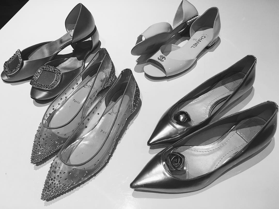 Ngắm trọn bộ 7 chiếc váy cưới, 4 bộ áo dài cùng loạt phụ kiện xa xỉ của cô gái thời tiết Mai Ngọc - Ảnh 25. Ngắm trọn bộ 7 chiếc váy cưới, 4 bộ áo dài cùng loạt phụ kiện xa xỉ của cô gái thời tiết Mai Ngọc - Ảnh 25.