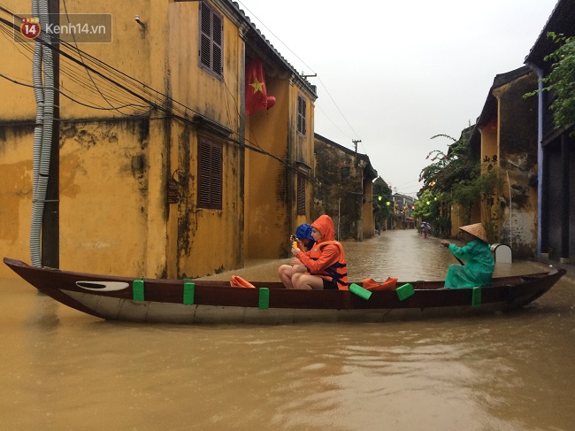 Hội An ngập trong nước lũ, dịch vụ chèo thuyền ngắm phố cổ hút khách - Ảnh 10.