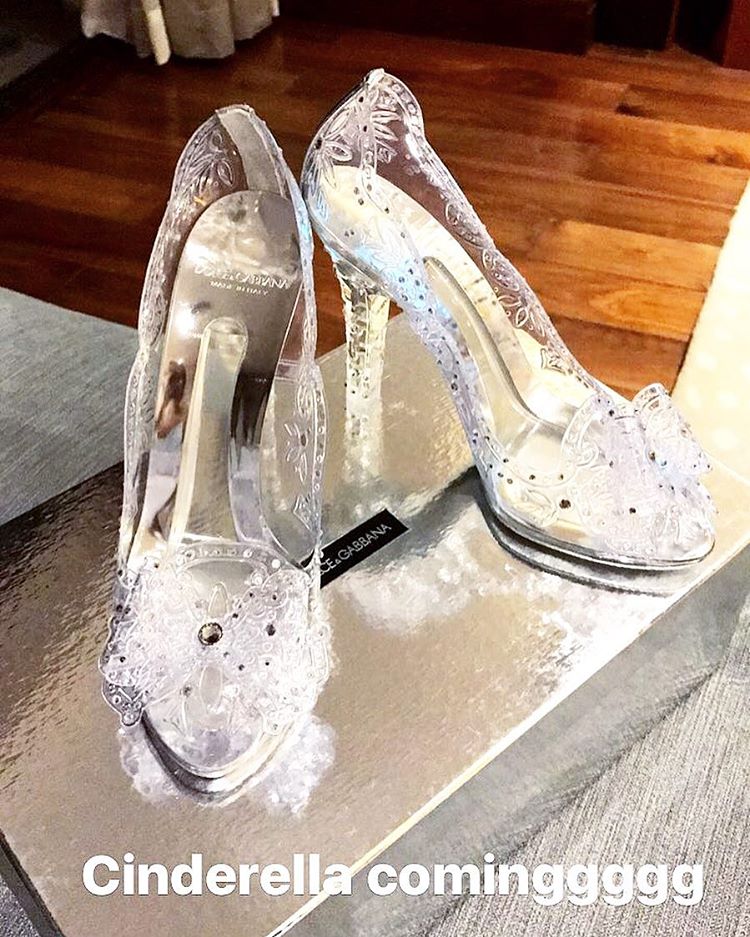 Ngắm trọn bộ 7 chiếc váy cưới, 4 bộ áo dài cùng loạt phụ kiện xa xỉ của cô gái thời tiết Mai Ngọc - Ảnh 26. Ngắm trọn bộ 7 chiếc váy cưới, 4 bộ áo dài cùng loạt phụ kiện xa xỉ của cô gái thời tiết Mai Ngọc - Ảnh 26.