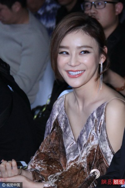 Mỹ nhân mặt đơ Viên San San lộ nội y vẫn tươi cười rạng rỡ trong sự kiện - Ảnh 6.