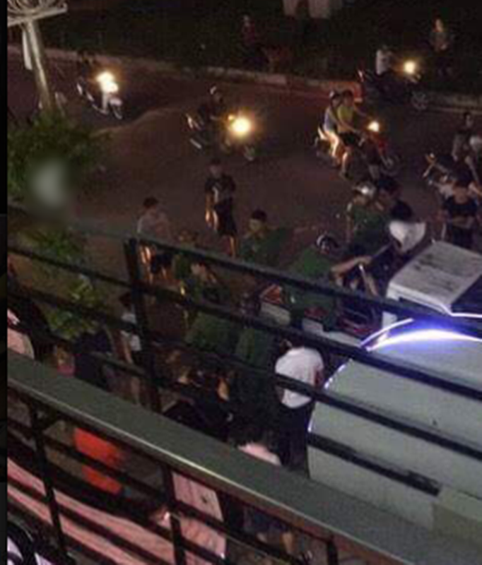 Hai cô gái đại chiến dữ dội tại quán mì cay ở Hà Nội - Ảnh 3. Hai cô gái đại chiến dữ dội tại quán mì cay ở Hà Nội - Ảnh 3.