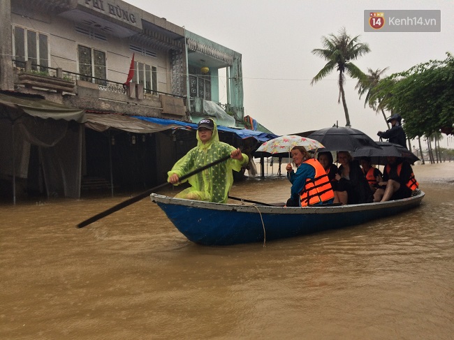 Hội An ngập trong nước lũ, dịch vụ chèo thuyền ngắm phố cổ hút khách - Ảnh 9.
