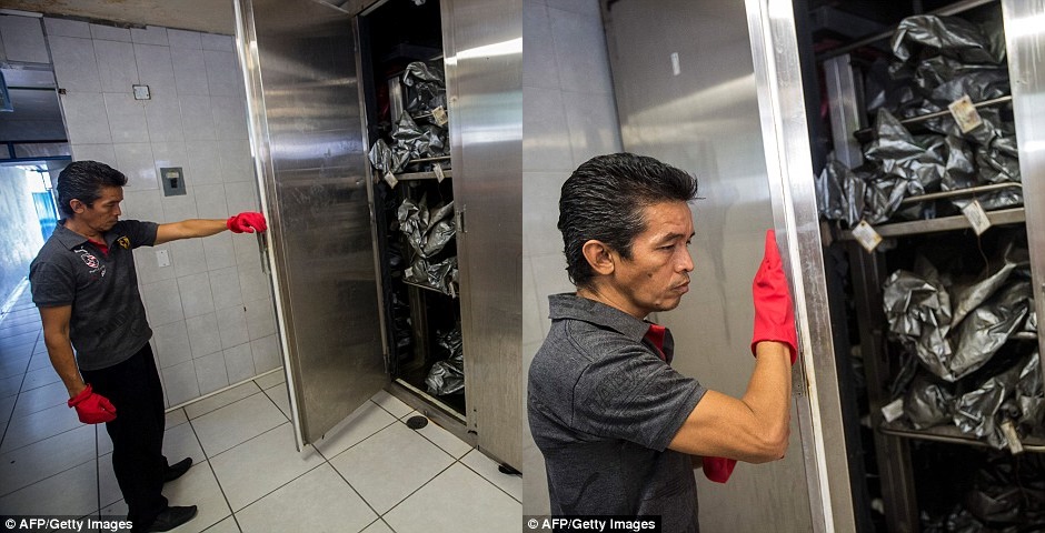 Chùm ảnh: Cảnh tượng đen tối tại một trong những thành phố nguy hiểm nhất thế giới - Ảnh 7. Chùm ảnh: Cảnh tượng đen tối tại một trong những thành phố nguy hiểm nhất thế giới - Ảnh 7.