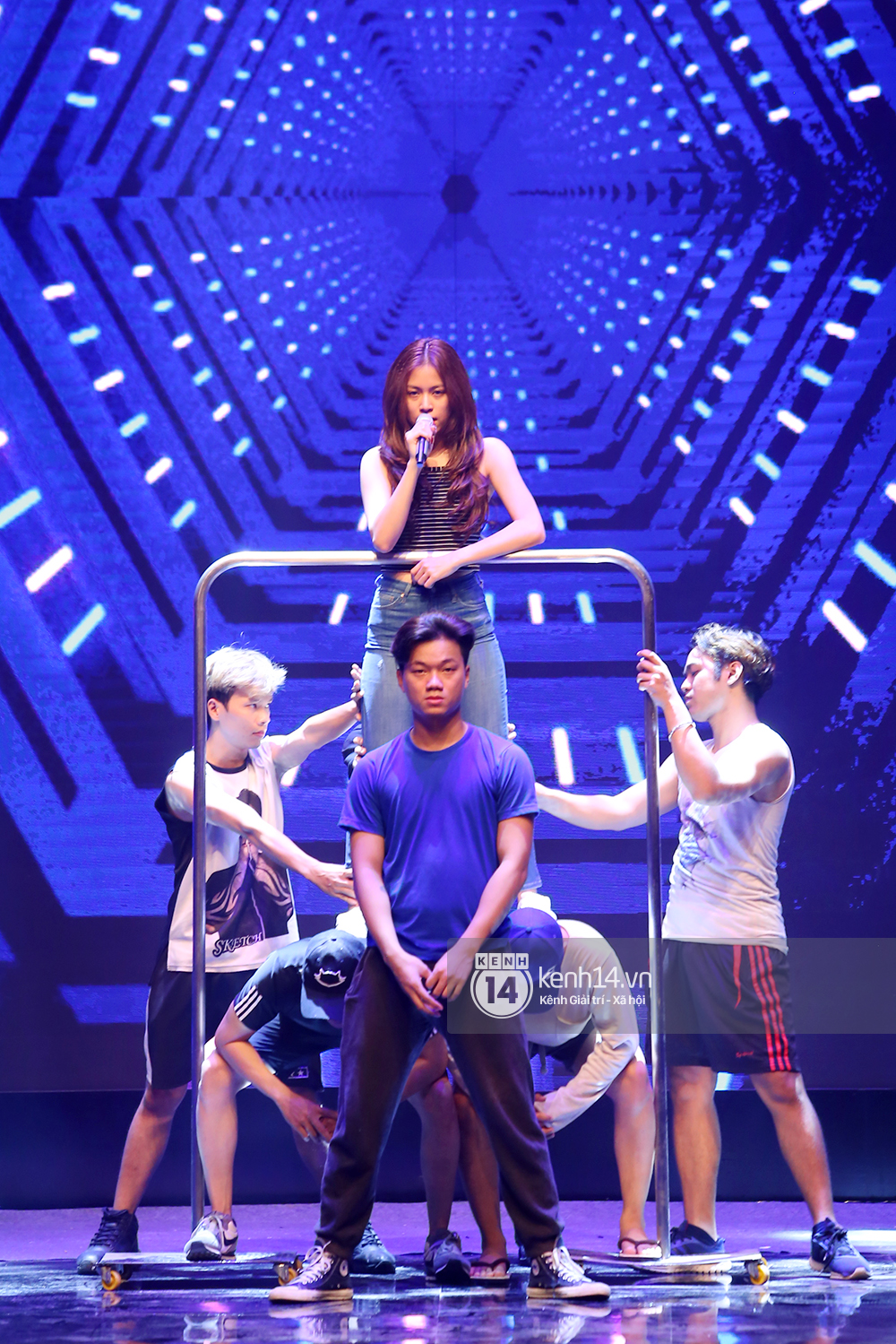 Lộ diện vũ khí bí mật sẽ hạ gục thí sinh Next Top Model tối nay! - Ảnh 10. Lộ diện vũ khí bí mật sẽ hạ gục thí sinh Next Top Model tối nay! - Ảnh 10.