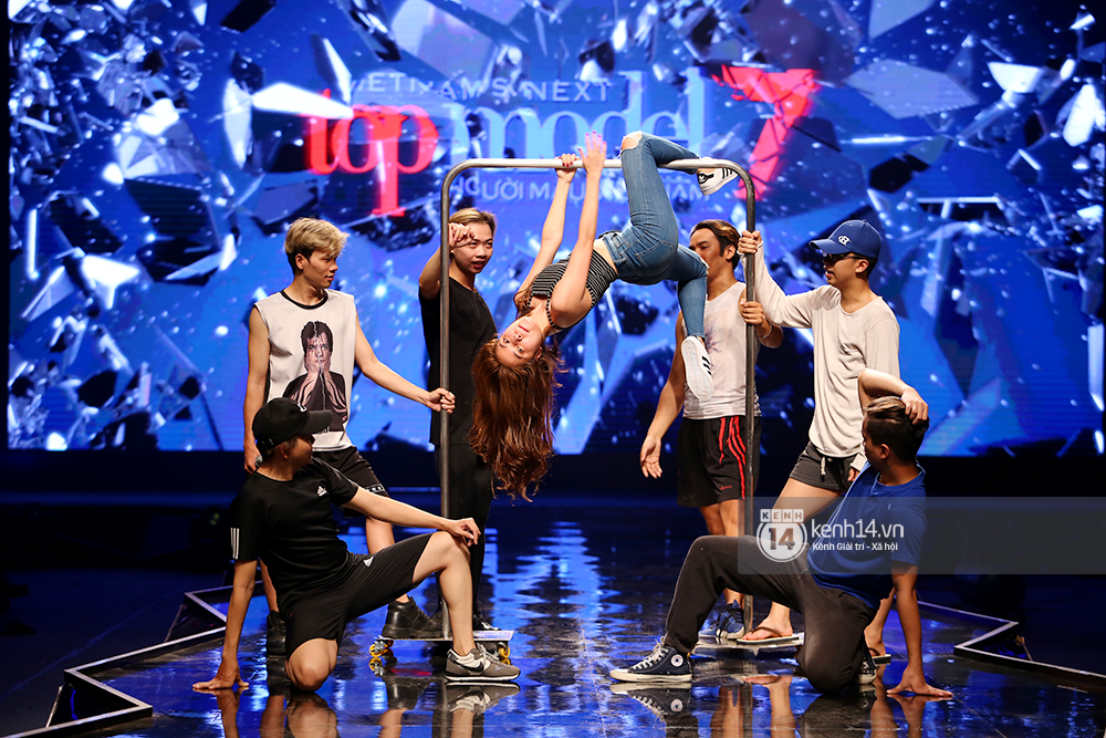 Lộ diện vũ khí bí mật sẽ hạ gục thí sinh Next Top Model tối nay! - Ảnh 12. Lộ diện vũ khí bí mật sẽ hạ gục thí sinh Next Top Model tối nay! - Ảnh 12.