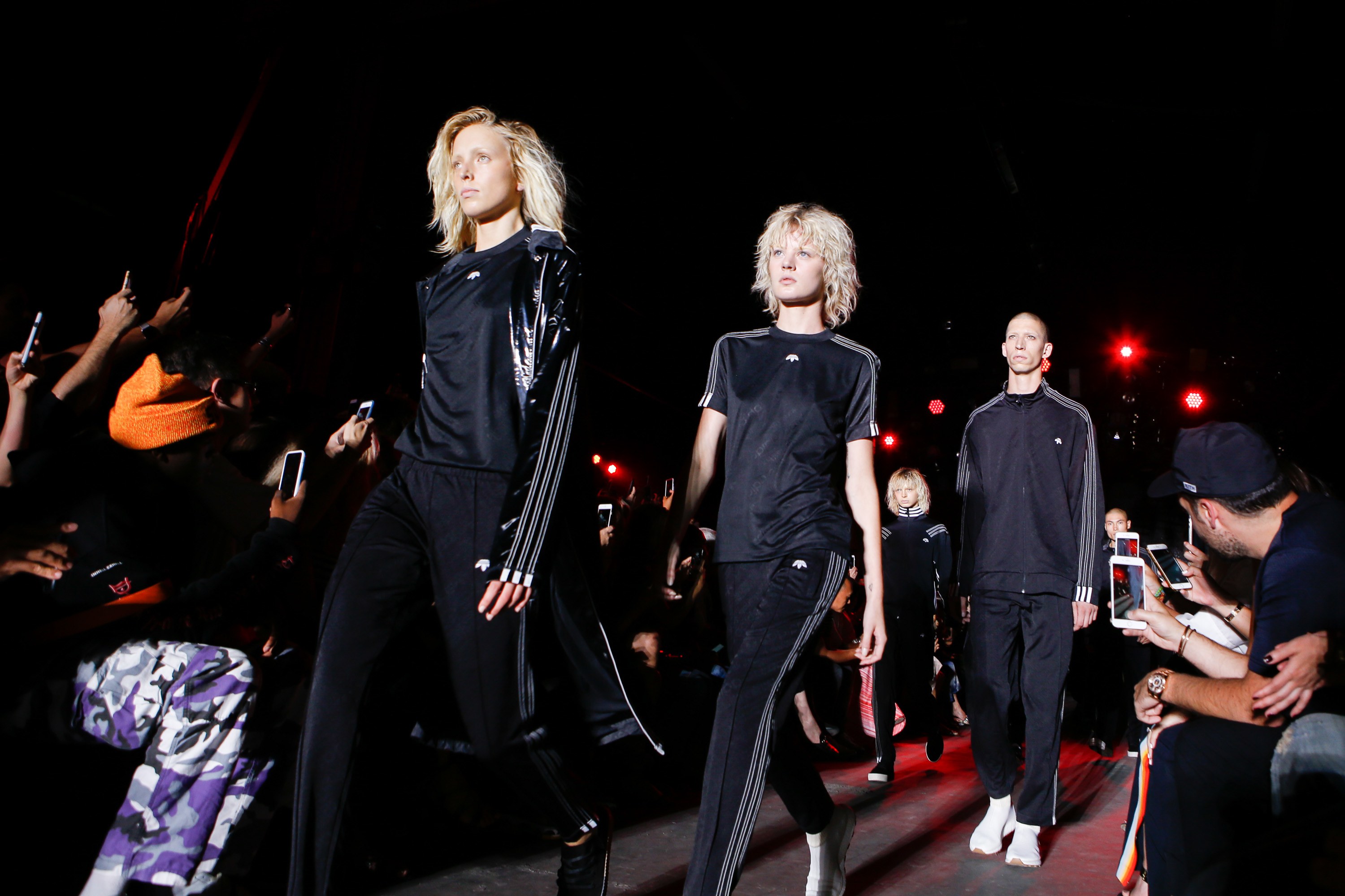 9 bộ sưu tập và những giấc mơ tuyệt vời cho con gái từ NYFW - Ảnh 13. 9 bộ sưu tập và những giấc mơ tuyệt vời cho con gái từ NYFW - Ảnh 13.