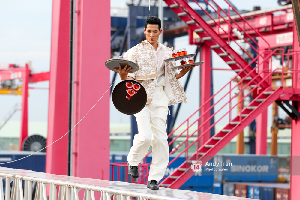 Thí sinh Next Top Việt giỏi hơn hẳn Ba Lan trong cùng 1 thử thách! - Ảnh 4. Thí sinh Next Top Việt giỏi hơn hẳn Ba Lan trong cùng 1 thử thách! - Ảnh 4.