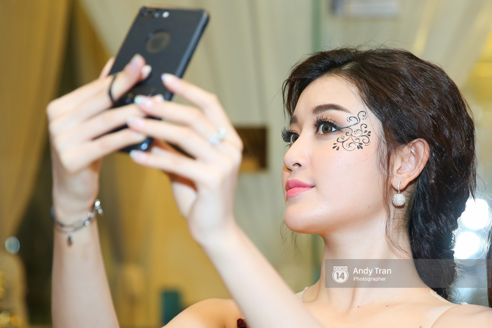 Cùng hóa trang công nương, Huyền My và Trương Ngọc Ánh - ai ấn tượng hơn? - Ảnh 4. Cùng hóa trang công nương, Huyền My và Trương Ngọc Ánh - ai ấn tượng hơn? - Ảnh 4.