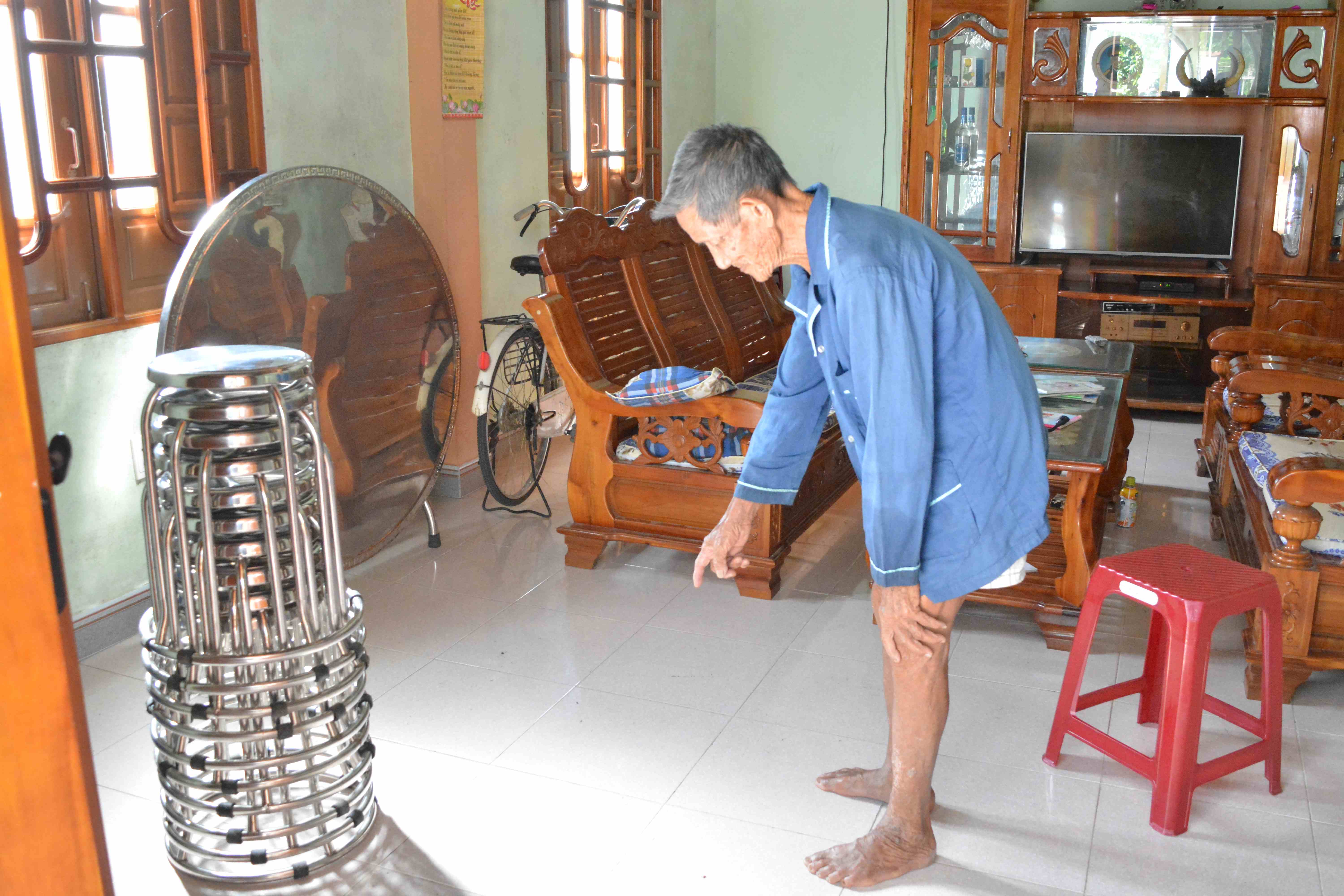 Dùng dao chặt thịt chém trọng thương hàng xóm tại đám giỗ vì ghen tuông - Ảnh 2. Dùng dao chặt thịt chém trọng thương hàng xóm tại đám giỗ vì ghen tuông - Ảnh 2.