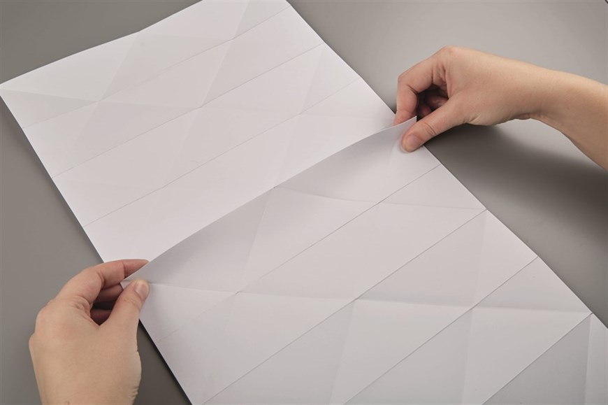 Tỉ mẩn gấp giấy origami làm đèn treo đẹp như quán café - Ảnh 5.