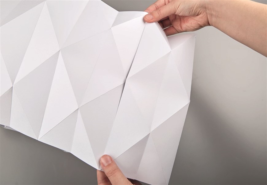 Tỉ mẩn gấp giấy origami làm đèn treo đẹp như quán café - Ảnh 7.