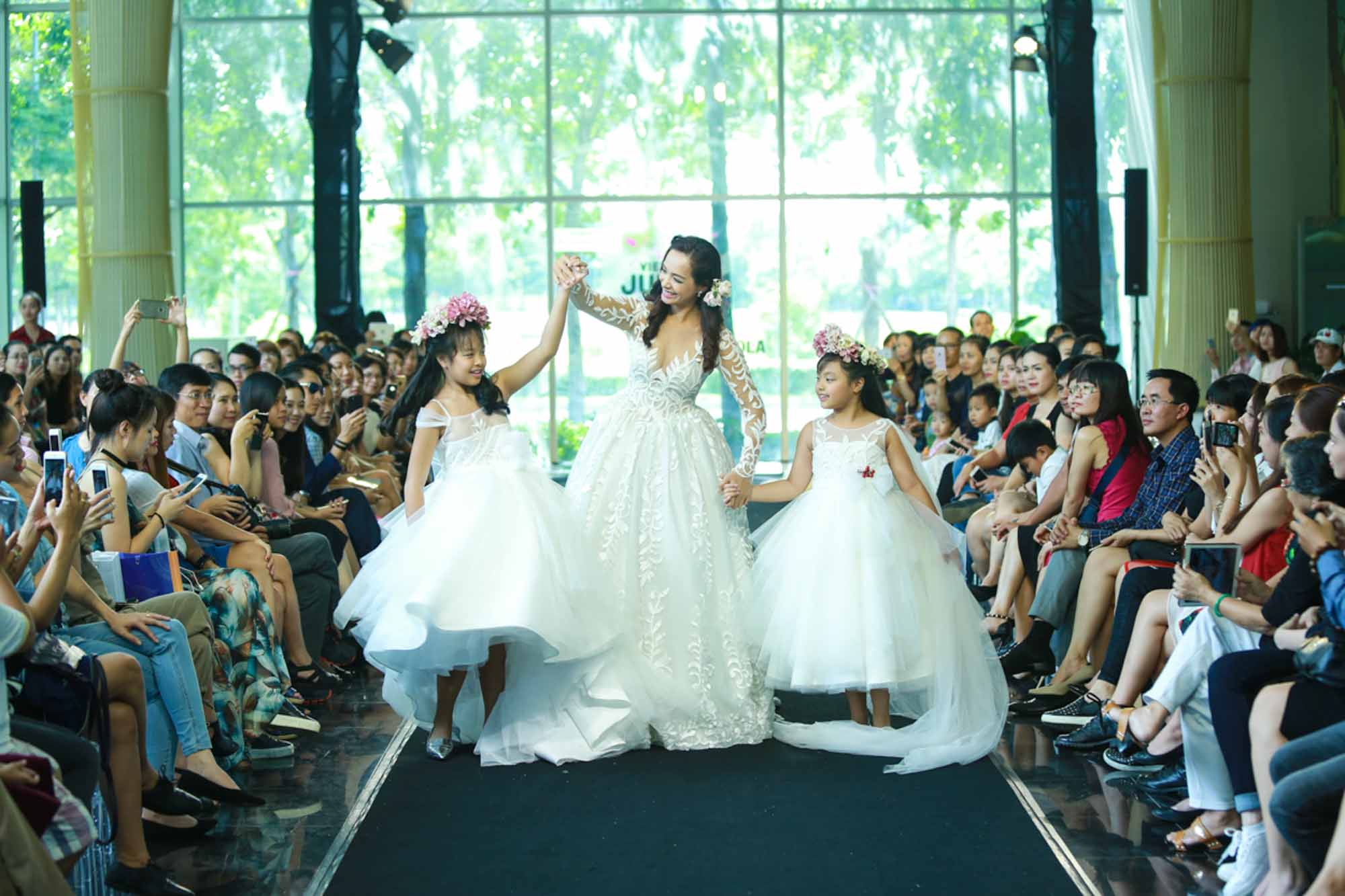Mẫu nhí Việt vừa chất vừa xinh phá đảo Tuần lễ thời trang mùa đầu - Ảnh 16. Mẫu nhí Việt vừa chất vừa xinh phá đảo Tuần lễ thời trang mùa đầu - Ảnh 16.