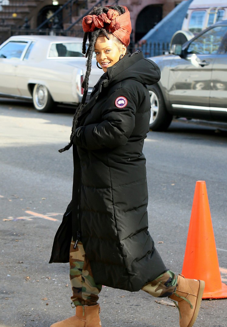 G-Dragon & Rihanna cùng có mùa đông không lạnh với mốt áo phao khổng lồ - Ảnh 3. G-Dragon & Rihanna cùng có mùa đông không lạnh với mốt áo phao khổng lồ - Ảnh 3.