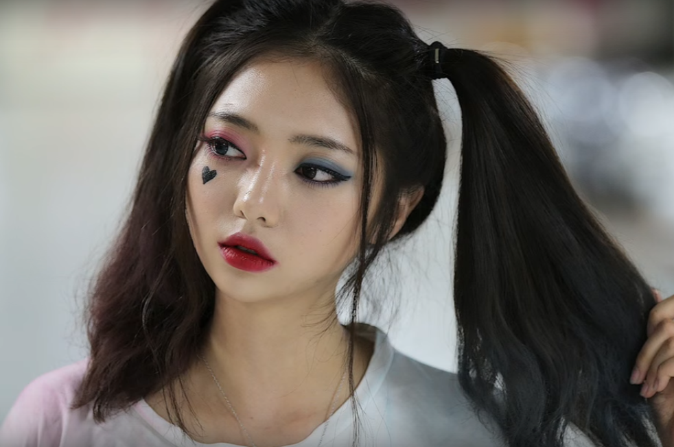 Thích nhân vật Harley Quinn nhưng không muốn làm lố? Hãy học kiểu makeup Harley Quinn phiên bản ngoan hiền này ngay thôi - Ảnh 9. Thích nhân vật Harley Quinn nhưng không muốn làm lố? Hãy học kiểu makeup Harley Quinn phiên bản ngoan hiền này ngay thôi - Ảnh 9.