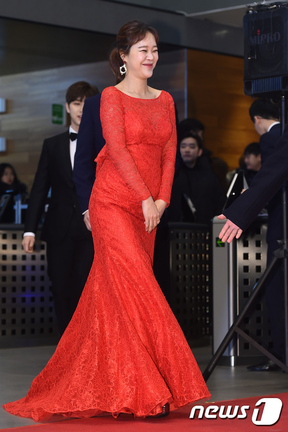 Thảm đỏ MBC Entertainment Awards: Lee Sung Kyung xinh như công chúa, dàn diễn viên khoe ngực sexy - Ảnh 16.