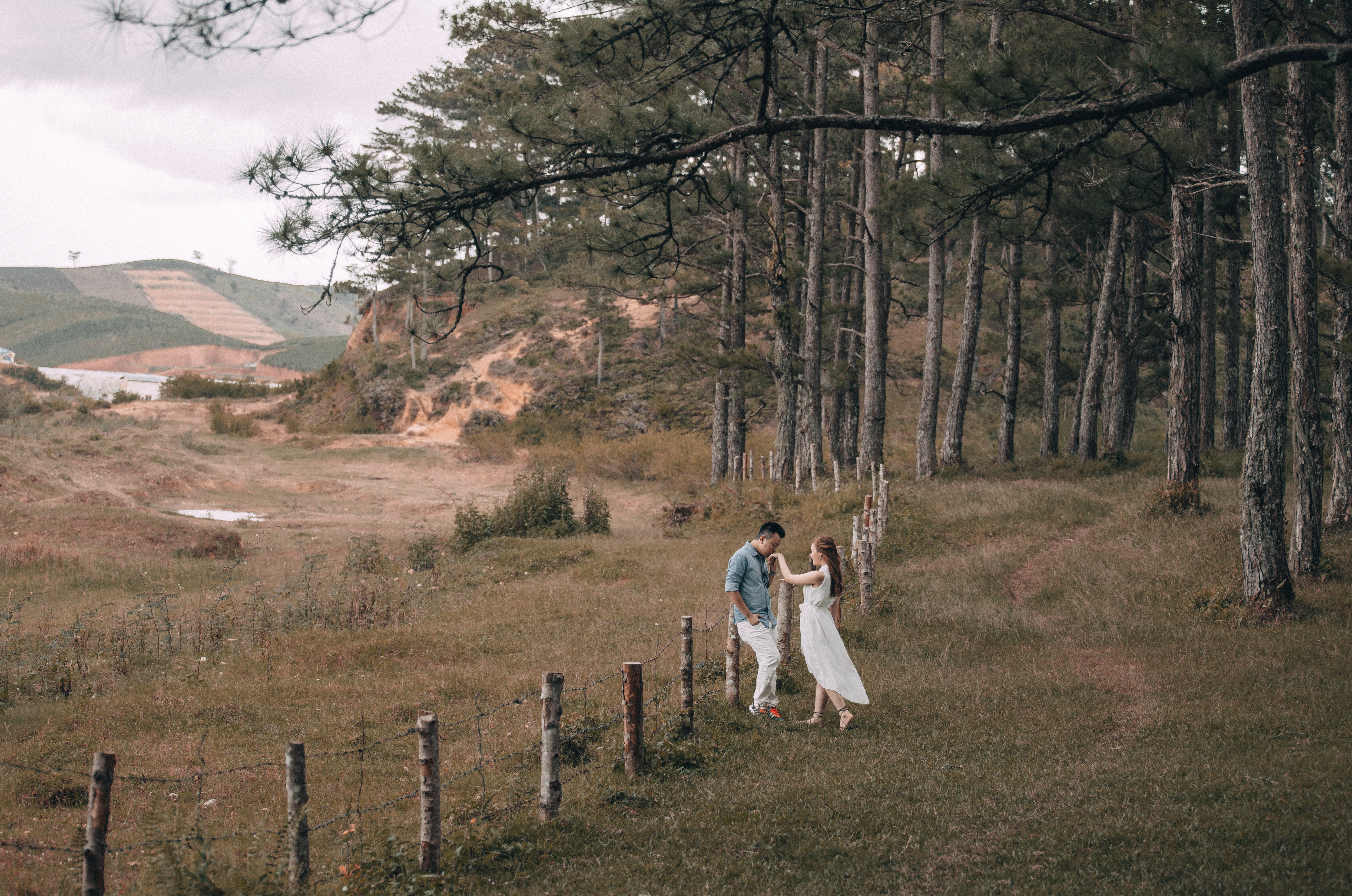 Clip cưới lãng mạn như chuyện tình Hậu duệ của mặt trời và Goblin của cặp đôi 9X - Ảnh 8. Clip cưới lãng mạn như chuyện tình Hậu duệ của mặt trời và Goblin của cặp đôi 9X - Ảnh 8.